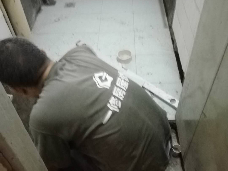 衛(wèi)生間地面瓷磚鋪貼：地磚鋪貼前，將地面清掃干凈；接著根據(jù)排版規(guī)劃設(shè)置水平線，并進(jìn)行分塊；然后地面灑水、砂漿攪拌、打砂漿基層，然后開始鋪貼，要用橡皮錘均勻敲擊，調(diào)整與水平線及其它地磚的水平度及縫隙的大小，再用刮刀從磚縫中間劃一道，保證磚與磚之間要有一定的、均勻的縫隙，防止熱脹冷縮對(duì)磚造成損壞，用刮刀在兩塊磚上縱向來回劃拉，檢查兩塊磚是否平齊；最后表面清理，勾縫。