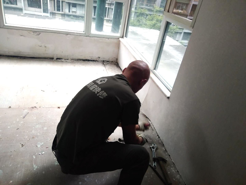 地板拆除維修：復(fù)合木地板拆除工藝比較簡單，清除房間的家具后，使用平口螺絲刀將踢腳線撬開，再沿著踢腳線邊緣將墻角的地板撬開并拆除，這塊地板可能會破損，但是其他地板就可以完整拆除了，帶有鎖扣結(jié)構(gòu)的復(fù)合木地板要順應(yīng)地板的長邊抽出，這樣會比較輕松。拆除后的復(fù)合木地板沒有保留價(jià)值，一般都要清運(yùn)出場最后將鋪至地板下防潮氈揭開，底層可能會有潮濕，這時要開窗通風(fēng)，待地面完全工燥后再鋪設(shè)新地板。 實(shí)木地板的拆除工藝比較復(fù)雜，拆除踢腳線后仍從墻角邊緣開始，使用起釘錘將木地板撬起抽出，由于實(shí)木地板安裝在木龍骨上，撬起時會有一定的彈性，施工難度較大，但是不能使用切割機(jī)，因?yàn)榍懈顧C(jī)容易破壞地面和固定木龍骨的膨脹螺栓而產(chǎn)生火花。
