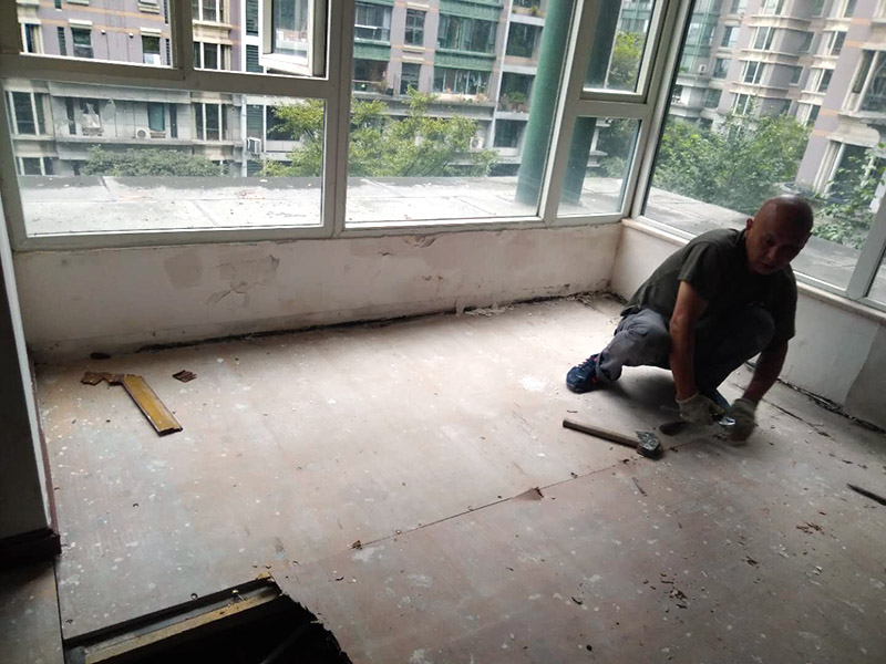 地板拆除維修：復(fù)合木地板拆除工藝比較簡單，清除房間的家具后，使用平口螺絲刀將踢腳線撬開，再沿著踢腳線邊緣將墻角的地板撬開并拆除，這塊地板可能會破損，但是其他地板就可以完整拆除了，帶有鎖扣結(jié)構(gòu)的復(fù)合木地板要順應(yīng)地板的長邊抽出，這樣會比較輕松。拆除后的復(fù)合木地板沒有保留價(jià)值，一般都要清運(yùn)出場最后將鋪至地板下防潮氈揭開，底層可能會有潮濕，這時要開窗通風(fēng)，待地面完全工燥后再鋪設(shè)新地板。 實(shí)木地板的拆除工藝比較復(fù)雜，拆除踢腳線后仍從墻角邊緣開始，使用起釘錘將木地板撬起抽出，由于實(shí)木地板安裝在木龍骨上，撬起時會有一定的彈性，施工難度較大，但是不能使用切割機(jī)，因?yàn)榍懈顧C(jī)容易破壞地面和固定木龍骨的膨脹螺栓而產(chǎn)生火花。