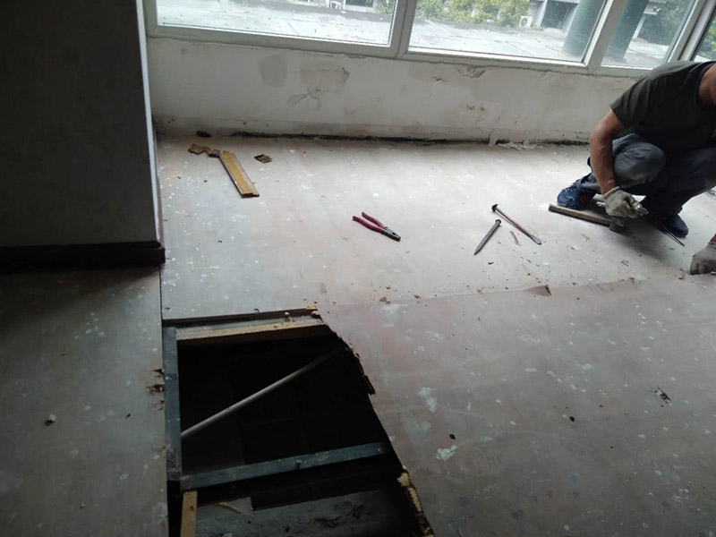 地板拆除維修：復(fù)合木地板拆除工藝比較簡單，清除房間的家具后，使用平口螺絲刀將踢腳線撬開，再沿著踢腳線邊緣將墻角的地板撬開并拆除，這塊地板可能會破損，但是其他地板就可以完整拆除了，帶有鎖扣結(jié)構(gòu)的復(fù)合木地板要順應(yīng)地板的長邊抽出，這樣會比較輕松。拆除后的復(fù)合木地板沒有保留價(jià)值，一般都要清運(yùn)出場最后將鋪至地板下防潮氈揭開，底層可能會有潮濕，這時要開窗通風(fēng)，待地面完全工燥后再鋪設(shè)新地板。 實(shí)木地板的拆除工藝比較復(fù)雜，拆除踢腳線后仍從墻角邊緣開始，使用起釘錘將木地板撬起抽出，由于實(shí)木地板安裝在木龍骨上，撬起時會有一定的彈性，施工難度較大，但是不能使用切割機(jī)，因?yàn)榍懈顧C(jī)容易破壞地面和固定木龍骨的膨脹螺栓而產(chǎn)生火花。