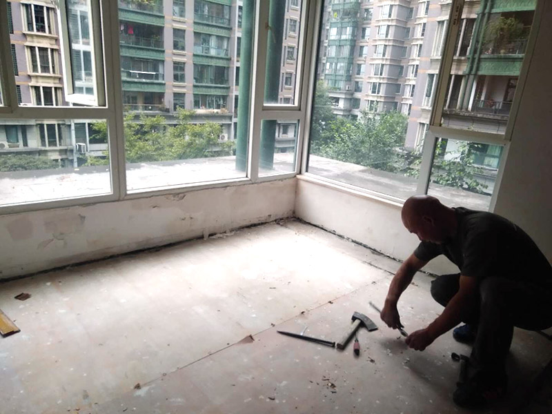地板拆除維修：復(fù)合木地板拆除工藝比較簡單，清除房間的家具后，使用平口螺絲刀將踢腳線撬開，再沿著踢腳線邊緣將墻角的地板撬開并拆除，這塊地板可能會破損，但是其他地板就可以完整拆除了，帶有鎖扣結(jié)構(gòu)的復(fù)合木地板要順應(yīng)地板的長邊抽出，這樣會比較輕松。拆除后的復(fù)合木地板沒有保留價(jià)值，一般都要清運(yùn)出場最后將鋪至地板下防潮氈揭開，底層可能會有潮濕，這時要開窗通風(fēng)，待地面完全工燥后再鋪設(shè)新地板。 實(shí)木地板的拆除工藝比較復(fù)雜，拆除踢腳線后仍從墻角邊緣開始，使用起釘錘將木地板撬起抽出，由于實(shí)木地板安裝在木龍骨上，撬起時會有一定的彈性，施工難度較大，但是不能使用切割機(jī)，因?yàn)榍懈顧C(jī)容易破壞地面和固定木龍骨的膨脹螺栓而產(chǎn)生火花。