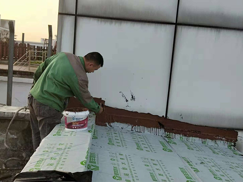 屋頂防水案例：1．在干燥基面上施工防水涂料前應先濕潤基面至無明水為準，若基面潮濕但無明水可直接施工。 2．按配比先將防水漿料乳液倒入拌料桶中，然后再將粉料倒入，充分攪拌至均勻、無料粒糊狀，靜置十分鐘后再攪拌一下，效果更佳。 3．用毛刷或滾刷直接將膠漿涂刷在基面上，待第一層完全干透后（約2小時或手擦不粘為準），再涂刷第二遍，兩遍的涂刷方向應交錯。 4．在操作進程中應保持間斷性攪拌以防止膠漿沉淀。 5．待防水層完全干固后，方可在其上面做砂漿保護層或其它覆蓋層。