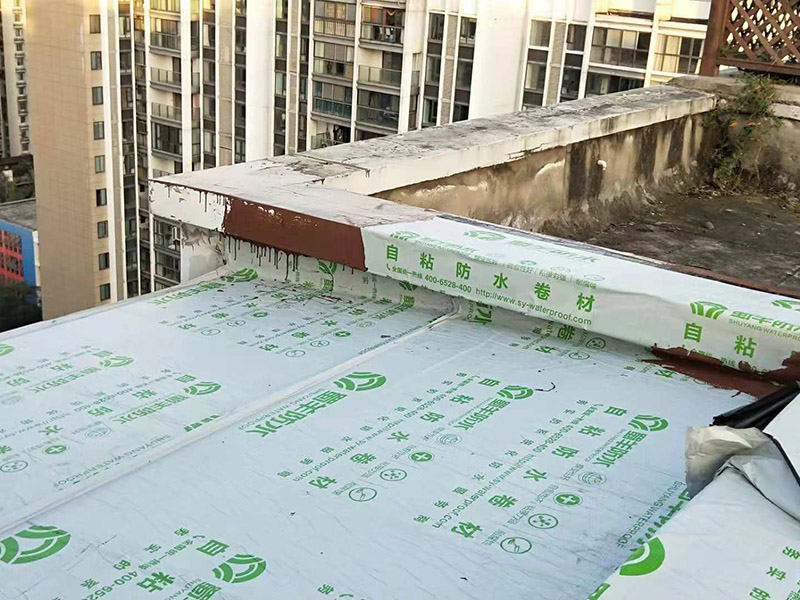 屋頂防水案例：1．在干燥基面上施工防水涂料前應先濕潤基面至無明水為準，若基面潮濕但無明水可直接施工。 2．按配比先將防水漿料乳液倒入拌料桶中，然后再將粉料倒入，充分攪拌至均勻、無料粒糊狀，靜置十分鐘后再攪拌一下，效果更佳。 3．用毛刷或滾刷直接將膠漿涂刷在基面上，待第一層完全干透后（約2小時或手擦不粘為準），再涂刷第二遍，兩遍的涂刷方向應交錯。 4．在操作進程中應保持間斷性攪拌以防止膠漿沉淀。 5．待防水層完全干固后，方可在其上面做砂漿保護層或其它覆蓋層。