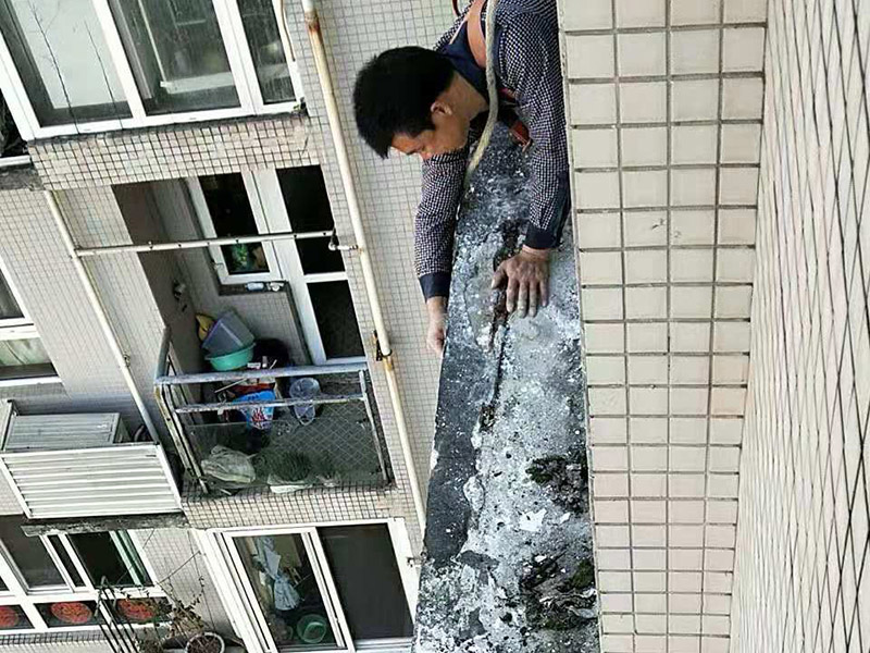 窗戶臺防水維修：(1)清理窗框周邊，查找滲漏縫隙，分析滲漏原因; (2)對于墻體內部存在空穴的部位，根據具體情況考慮化學灌漿或填充其它彈性防水材料; (3)清理縫隙表面，其表面不應有油污，浮塵等隔離物; (4)在窗框周邊縫隙內嵌填彈性密封材料; (5)試水檢驗防水效果。 主要是在窗戶的外面做防水處理，一般是墻面上批刮耐水膩子、刷防水涂料。當然，如果事先做一下基礎防水的話，那么防水的效果會更好了。