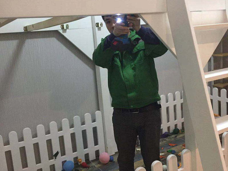 兒童床安裝：先組裝床的支架。螺絲與木板垂直，不要弄偏了。這樣才好使力氣。剛開始的時候不要擰太緊，過后組裝好后，再加固擰緊。床架安裝好后，就是安裝圍欄了。有一些長螺絲和短的螺絲，個人覺得短的螺絲容易上一些。一邊兩個螺絲，一共需要上四個，上完就OK 了。圍欄都安裝好后。接下來的就非常容易了。就是直接把床板鋪上去了。鋪的時候注意一下，光滑一些的向上，盡量不要讓床板之間的空隙太大，這樣睡起來不舒服。