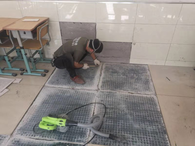 地面空鼓維修：如果是發現單塊的地磚空鼓超過標準，可以要求裝修人員把磚撬開了重鋪。方法就是取出空鼓的地磚，可利用吸盤，平直的吊出，然后再按照規范要求進行鋪貼。如果只是小部分松動，可以把磚縫清理干凈，用水把地面充分潤濕，用水泥漿對膠水，用膠榔頭輕輕打擊，使水泥漿滲入，滲入后用重物壓使干后就可；如果是一半以上就要重新處理，膠榔頭輕輕打擊地磚，使地磚完全松動，清理縫隙，取出 地磚，鑿打地面重新粘貼就可以了；