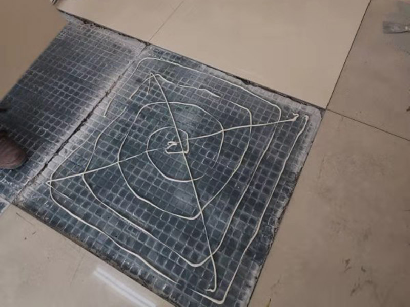 地面空鼓維修：如果是發現單塊的地磚空鼓超過標準，可以要求裝修人員把磚撬開了重鋪。方法就是取出空鼓的地磚，可利用吸盤，平直的吊出，然后再按照規范要求進行鋪貼。如果只是小部分松動，可以把磚縫清理干凈，用水把地面充分潤濕，用水泥漿對膠水，用膠榔頭輕輕打擊，使水泥漿滲入，滲入后用重物壓使干后就可；如果是一半以上就要重新處理，膠榔頭輕輕打擊地磚，使地磚完全松動，清理縫隙，取出 地磚，鑿打地面重新粘貼就可以了；