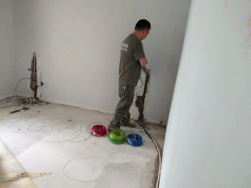 安裝PVC線管穿線：水電安裝的步驟是彈線、開槽(根據(jù)具體情況定)、布管、穿線、驗收、封管，這樣水電就算安裝完畢，1、用扁鑿和錘子按設(shè)計好的線路把墻開槽，深度和寬度根據(jù)下線管直徑確定；2、根據(jù)長度用手鋼鋸把下線管裁剪到合適長度；3、把電線穿進下線管；4、把下線管用線卡子固定在開出的線槽；5、和好水泥，把水泥抹進墻槽，用抹泥刀抹平；6、打膩子、刷涂料。