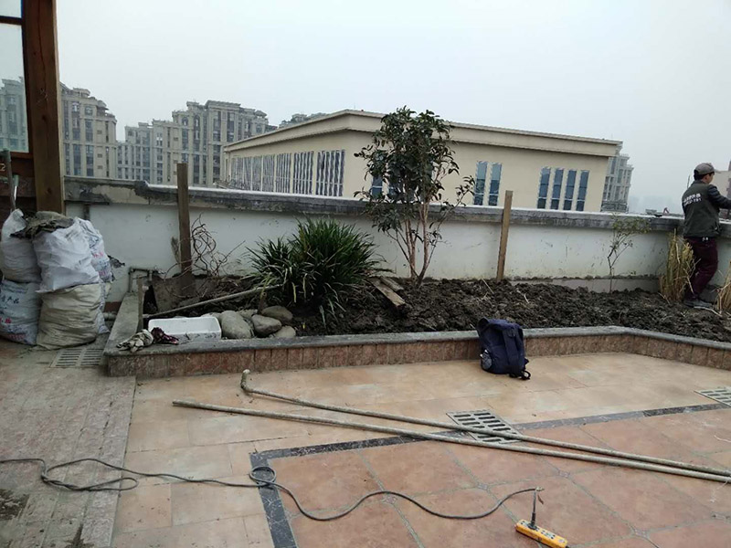高空外墻防水：清理基層，新舊面層必須清理干凈，不得有雜物和灰塵，以免影響粘結強度，涂刷防水涂料時基層應干燥。接下來，清理死角，也就是所謂的陰陽角、施工縫、伸縮縫等比較重要的部位進行處理，尤其注意的是泄水孔要加強處理，需要涂刷2-3遍防水底層涂料。將攪拌均勻的防水涂料根據現場要涂刷的面積開始涂刷，基層涂刷要大于粘卷材的面積，不要超過三十分鐘，涂刷第二次涂料之前必須要等第一次涂料完全凝固后方可再次涂刷，底層涂料第一次涂刷完畢后約4-8小時左右，方可再次涂刷第二次和第三次底層涂料，第一次涂刷厚度為0.5mm、第二次涂刷厚度為0.5mm左右、第三次涂刷厚度為0.5mm左右。粘結卷材時要等第二次涂料完全凝固后方可施工。