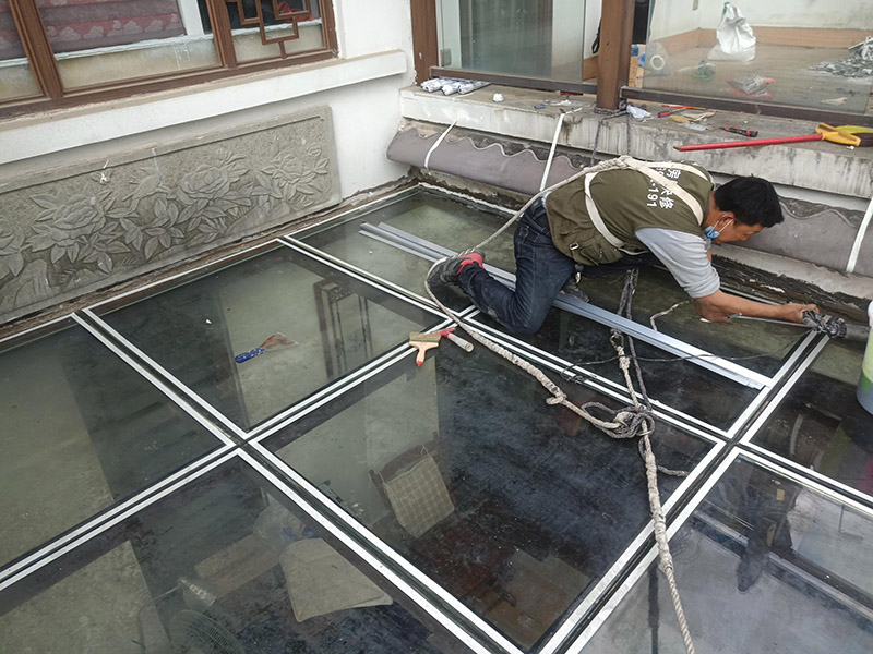 陽光房打防水膠：在陽光房施工完成后，如果陽光房與墻體有銜接的地方，一定要記住鏟去墻體上原有的涂料，否則粘合陽光房與墻體的膠水就不能很好的發揮粘合的作用，等到膠水完全凝固后會損壞墻體的涂料，造成陽光房的滲漏。最好的解決方法就是事先鏟去原墻體上涂料，在打膠之后，在陽光房與墻體接縫處上覆蓋防水擋板并且安裝一個排水槽，這樣就可以確保陽光房不漏水。