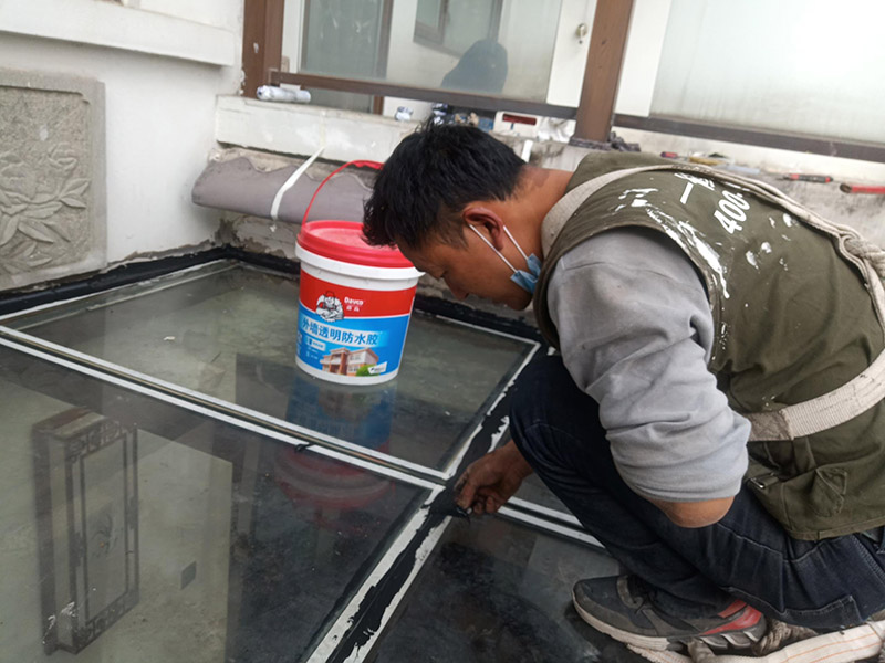 陽光房打防水膠：在陽光房施工完成后，如果陽光房與墻體有銜接的地方，一定要記住鏟去墻體上原有的涂料，否則粘合陽光房與墻體的膠水就不能很好的發揮粘合的作用，等到膠水完全凝固后會損壞墻體的涂料，造成陽光房的滲漏。最好的解決方法就是事先鏟去原墻體上涂料，在打膠之后，在陽光房與墻體接縫處上覆蓋防水擋板并且安裝一個排水槽，這樣就可以確保陽光房不漏水。