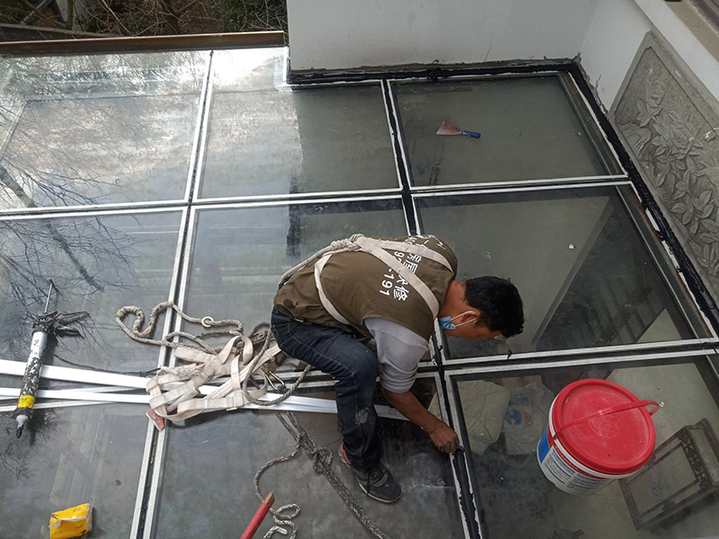 陽光房打防水膠：在陽光房施工完成后，如果陽光房與墻體有銜接的地方，一定要記住鏟去墻體上原有的涂料，否則粘合陽光房與墻體的膠水就不能很好的發揮粘合的作用，等到膠水完全凝固后會損壞墻體的涂料，造成陽光房的滲漏。最好的解決方法就是事先鏟去原墻體上涂料，在打膠之后，在陽光房與墻體接縫處上覆蓋防水擋板并且安裝一個排水槽，這樣就可以確保陽光房不漏水。