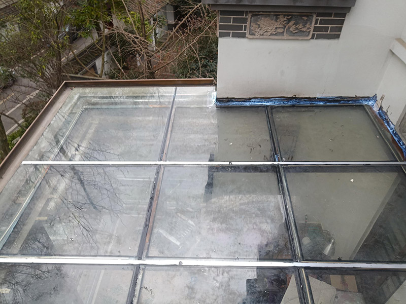 陽光房打防水膠：在陽光房施工完成后，如果陽光房與墻體有銜接的地方，一定要記住鏟去墻體上原有的涂料，否則粘合陽光房與墻體的膠水就不能很好的發揮粘合的作用，等到膠水完全凝固后會損壞墻體的涂料，造成陽光房的滲漏。最好的解決方法就是事先鏟去原墻體上涂料，在打膠之后，在陽光房與墻體接縫處上覆蓋防水擋板并且安裝一個排水槽，這樣就可以確保陽光房不漏水。