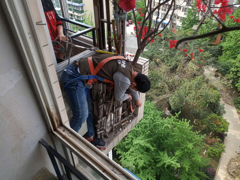 陽臺植物拆除:將陽臺和客廳打通。很多人想擴大自家客廳面積，改善采光情況，因此就選擇打通陽臺和客廳，這并不是完全不行的，但是要考慮戶型的實際情況。有的戶型陽臺的墻是用來抗震的，如果拆掉，短期看不出問題，但是長期使用必然會影響房子的承載能力，遇到嚴重災禍的時候，就完全無法抵抗了。