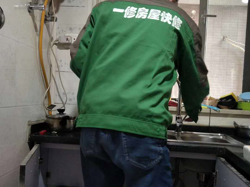 廚房水管打壓測試：1、直至管道內充滿水,關閉排氣孔。2、逐步增加管道壓力(可觀察壓力表),增至到試驗壓力并穩壓30min,期間如壓力下降可注水補壓。但不得高于試驗壓力。3、檢查管道接口、配件等處有無滲漏現象。如有滲漏,,應中止試壓,查明原因并解決滲漏,再按步驟5進行組織試壓。4、泄壓至最大試驗壓力的50%;5、如果壓力穩定在50%的最大工作壓力,甚至有壓力上升現象,表明無滲漏;6、再持續進行外觀檢查90in,如仍無滲漏,則試壓合格。7、管道長度,根據實際情況采取,但最長不得長于500m;8、在管道兩端(已焊有PE法蘭盤)配裝密閉法蘭板,中間使用硅膠板作密封。用螺栓緊固,并配置球閥。一端為進水口,一端為出水口(也做排氣孔)。9、在進水口端,應安裝上壓力表。