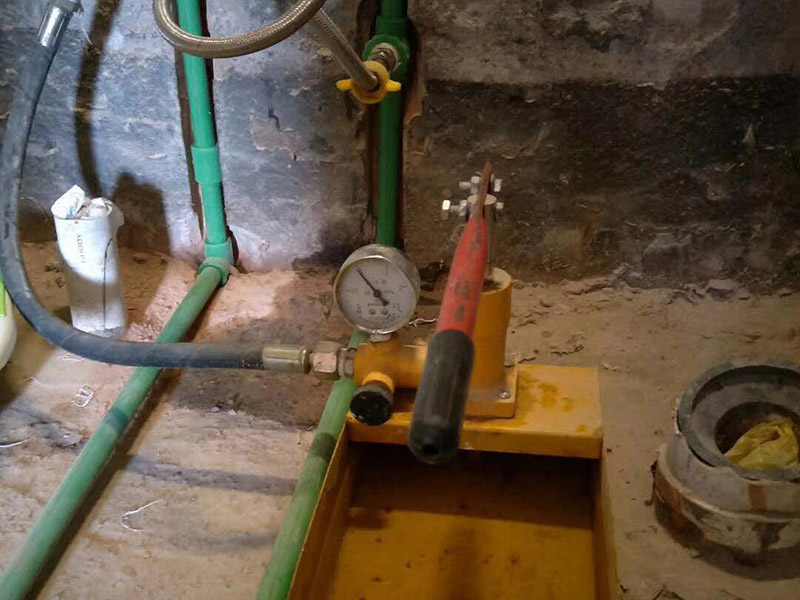 廚房水管打壓測試：1、直至管道內充滿水,關閉排氣孔。2、逐步增加管道壓力(可觀察壓力表),增至到試驗壓力并穩壓30min,期間如壓力下降可注水補壓。但不得高于試驗壓力。3、檢查管道接口、配件等處有無滲漏現象。如有滲漏,,應中止試壓,查明原因并解決滲漏,再按步驟5進行組織試壓。4、泄壓至最大試驗壓力的50%;5、如果壓力穩定在50%的最大工作壓力,甚至有壓力上升現象,表明無滲漏;6、再持續進行外觀檢查90in,如仍無滲漏,則試壓合格。7、管道長度,根據實際情況采取,但最長不得長于500m;8、在管道兩端(已焊有PE法蘭盤)配裝密閉法蘭板,中間使用硅膠板作密封。用螺栓緊固,并配置球閥。一端為進水口,一端為出水口(也做排氣孔)。9、在進水口端,應安裝上壓力表。
