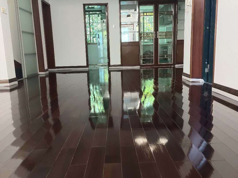地板保養打蠟：首先不是所有的地板都是有需要打蠟保養的，強化地板就是不需要打蠟的。它是分為了耐磨層、基材層和底層三層結合成的。表層耐磨層為三氧化二鋁，具有較高的耐磨性和防護性，因此相對于實木等其他地板，強化地板的表層本身保護比較嚴實，不需要“多此一舉”。 很多人認為打蠟時，越多蠟越好，其實這個是很大的誤區。如果是用蠟過多，反而因為縫隙填滿太多而影響美觀，還有可能會造成也拋光不勻，直接影響了地板亮度。所以只要用適當的用一些蠟就夠了，而且地板打蠟也不是越頻繁越好，一般實木地板隔半年打一次即可。