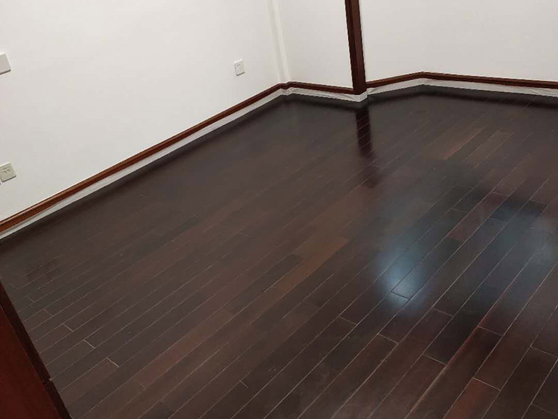 地板保養打蠟：首先不是所有的地板都是有需要打蠟保養的，強化地板就是不需要打蠟的。它是分為了耐磨層、基材層和底層三層結合成的。表層耐磨層為三氧化二鋁，具有較高的耐磨性和防護性，因此相對于實木等其他地板，強化地板的表層本身保護比較嚴實，不需要“多此一舉”。 很多人認為打蠟時，越多蠟越好，其實這個是很大的誤區。如果是用蠟過多，反而因為縫隙填滿太多而影響美觀，還有可能會造成也拋光不勻，直接影響了地板亮度。所以只要用適當的用一些蠟就夠了，而且地板打蠟也不是越頻繁越好，一般實木地板隔半年打一次即可。