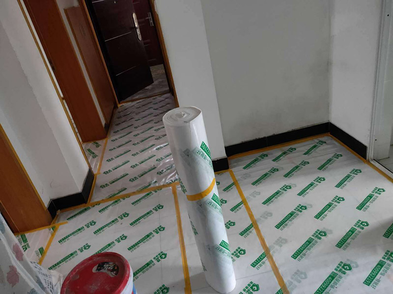 墻面翻新成品保護：各種裝修物料的進場以及各種建筑裝修垃圾的清理，都會經過入戶門，這些物品在搬運的過程中，難免會和入戶門發生磕碰，造成入戶門的磕碰劃傷，所以，第一個需要做好成品保護的地方就是入戶門。地面瓷磚鋪貼完后，用成品保護膜覆蓋磚面，既可以防止裝修時的沙子磨傷地面，同時也能有效地防止油漆涂料等有色液體滴落磚面，造成地面污染。在進行木門、櫥柜、家具等的相關的安裝或組裝的過程中，成品保護主要體現在兩個方面：一是原有的墻面、地面裝飾的保護，盡量避免因為這些安裝工程對已裝的部分造成破壞；二是安裝的物品本身的保護，注意不要在安裝過程中造成磕碰、劃傷等損傷。
