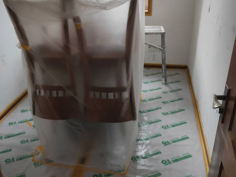 墻面翻新成品保護：各種裝修物料的進場以及各種建筑裝修垃圾的清理，都會經過入戶門，這些物品在搬運的過程中，難免會和入戶門發生磕碰，造成入戶門的磕碰劃傷，所以，第一個需要做好成品保護的地方就是入戶門。地面瓷磚鋪貼完后，用成品保護膜覆蓋磚面，既可以防止裝修時的沙子磨傷地面，同時也能有效地防止油漆涂料等有色液體滴落磚面，造成地面污染。在進行木門、櫥柜、家具等的相關的安裝或組裝的過程中，成品保護主要體現在兩個方面：一是原有的墻面、地面裝飾的保護，盡量避免因為這些安裝工程對已裝的部分造成破壞；二是安裝的物品本身的保護，注意不要在安裝過程中造成磕碰、劃傷等損傷。