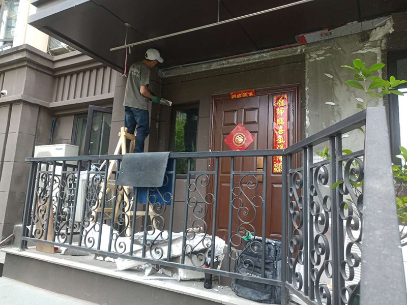 入戶門外墻翻新：1、一般來講，舊墻面由于使用時間長久，所以常常會出現開裂或破損的跡象，這時為了翻新效果更佳，一定要將舊墻面上的乳膠漆和膩子層刮除干凈，另外墻面的底漆一定要做好，否則后期容易出現發霉、變色等現象，同時若是舊墻過于光滑，還需打磨處理，以便于涂料和墻體的粘結。 2、在操作時，還需注意墻面的色差問題，若不是整屋施工，而只是部分墻面修補的話，更要注意避免產生色彩，所以在進行舊墻翻新前，必須嚴謹選擇色調，并一次性準備好足夠材料，這樣才能最大程度避免產生色差。 3、為了保證身心的健康，在質料的選用上應當慎重一些，比方說可選擇目前較為潮流的環保涂料，它已經成為很多家庭的普遍選擇，相信在未來的中國，環保涂料是家中裝修的必備物品，所以在進行舊墻翻新時，建議選擇環保涂料，不僅能夠保障室內的環保問題，同時還能保障家人的健康。