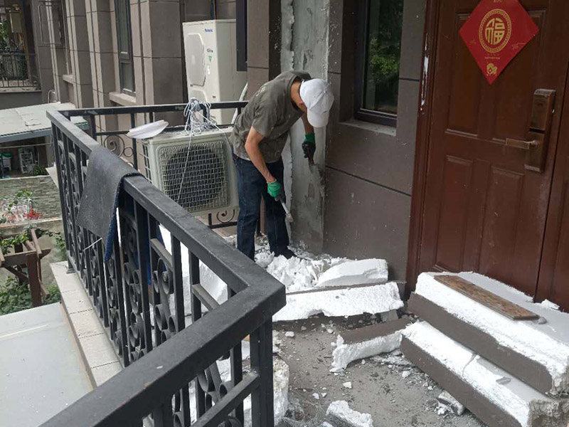 入戶門外墻翻新：1、一般來講，舊墻面由于使用時間長久，所以常常會出現開裂或破損的跡象，這時為了翻新效果更佳，一定要將舊墻面上的乳膠漆和膩子層刮除干凈，另外墻面的底漆一定要做好，否則后期容易出現發霉、變色等現象，同時若是舊墻過于光滑，還需打磨處理，以便于涂料和墻體的粘結。 2、在操作時，還需注意墻面的色差問題，若不是整屋施工，而只是部分墻面修補的話，更要注意避免產生色彩，所以在進行舊墻翻新前，必須嚴謹選擇色調，并一次性準備好足夠材料，這樣才能最大程度避免產生色差。 3、為了保證身心的健康，在質料的選用上應當慎重一些，比方說可選擇目前較為潮流的環保涂料，它已經成為很多家庭的普遍選擇，相信在未來的中國，環保涂料是家中裝修的必備物品，所以在進行舊墻翻新時，建議選擇環保涂料，不僅能夠保障室內的環保問題，同時還能保障家人的健康。