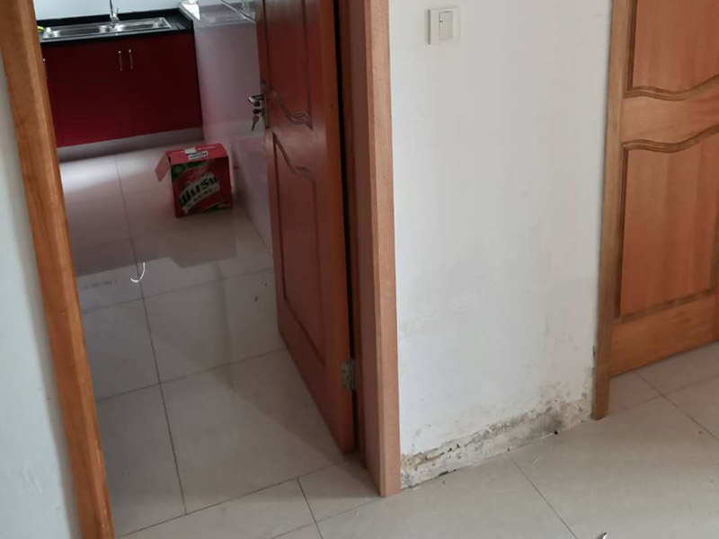 臥室門框維修：1.漆面表面劃傷用bai一只顏色與家具相同的普du通的繪圖用蠟筆，在劃痕zhi上劃一劃，使其與周邊漆面dao高度相同，再薄薄地涂上一層透明的清漆就可以了；2.油漆剝落修復，清漆家具表面小塊油漆剝落后可取同色廣告顏料涂補，再用清漆涂在表面，即完好如初3.裂縫填補用油灰和顏料拌勻后嵌入堵平，但要注意顏料要和原油灰的顏料、原油漆色彩一致，以防留下疤跡