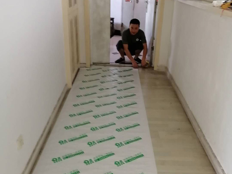 全屋地面保護(hù)：首先完成的就是地面的鋪設(shè)。因此，我們在進(jìn)行其余施工時一定要注意對剛鋪好的地板進(jìn)行保護(hù)。而在裝修時灰塵是一定避免不了的，為了防止嶄新的地板被沾染灰塵以及施工團(tuán)隊(duì)人員等的腳印，最好先在地板上鋪一層防塵布等作為保護(hù)膜。除此之外，還是要在一天裝修結(jié)束后的時間里對防塵布等進(jìn)行灰塵的清除和家居保養(yǎng)工作，特別是灰塵堆積過厚的地方，以免將來裝修結(jié)束后因?yàn)榛覊m過多清理時意外污染地板。