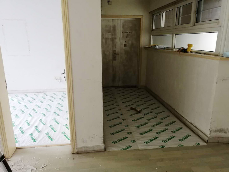 全屋地面保護(hù)：首先完成的就是地面的鋪設(shè)。因此，我們在進(jìn)行其余施工時一定要注意對剛鋪好的地板進(jìn)行保護(hù)。而在裝修時灰塵是一定避免不了的，為了防止嶄新的地板被沾染灰塵以及施工團(tuán)隊(duì)人員等的腳印，最好先在地板上鋪一層防塵布等作為保護(hù)膜。除此之外，還是要在一天裝修結(jié)束后的時間里對防塵布等進(jìn)行灰塵的清除和家居保養(yǎng)工作，特別是灰塵堆積過厚的地方，以免將來裝修結(jié)束后因?yàn)榛覊m過多清理時意外污染地板。