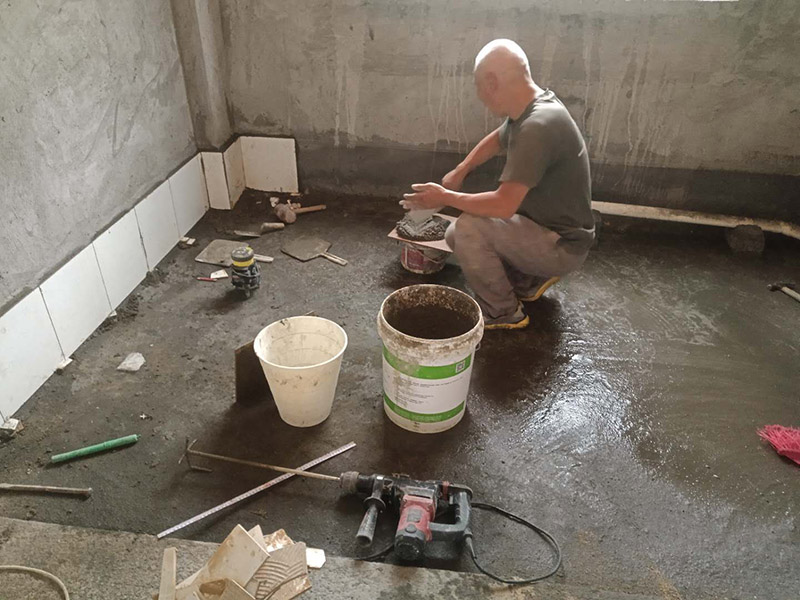 衛生間貼磚:一是墻磚應從下向上鋪貼,且一面墻不能一次貼到頂,接縫一般為1~3毫米; 二是鋪貼前要先處理墻面的平整,處理裂縫; 三是粘結材料的涂抹要中間稍高于四周,用橡膠錘敲擊表面以固定,這樣一來可以避免空氣積存于粘結層中。 瓷磚上墻將經過預先清潔的瓷磚平整地鋪貼在粘結劑漿料基層上，使用橡膠錘將瓷磚拍實鋪平。施工過程中，可小幅度轉動瓷磚，使漿料與瓷磚背面充分接觸。專家建議在鋪貼時，隨機取下已鋪貼于基層上的瓷磚作檢查。確保漿料與瓷磚背面的充分接觸。