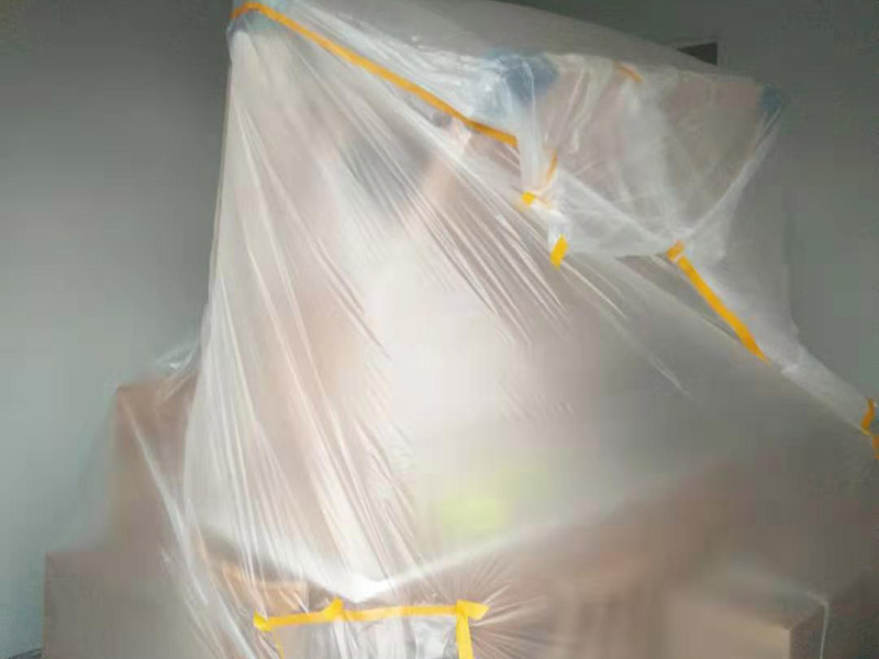 1、做好入戶門保護 各類裝修物料的進場、建筑裝修的清理都必須經過入戶門。在對物品進行搬運時，難免會與入戶門發(fā)生磕碰及摩擦。因此，在進行成品保護時，我們首先要做好入戶門的保護。 建議，在裝修開工前知道家具家電進場，都應當使用成品保護膜將入戶門進行包裹。 2、做好水電改造期間的成品保護 水電改造是基礎裝修，水電裝修的質量好壞，直接決定著后期的施工和使用。因此，在進行水電改造時，同樣需要做好成品保護工作。水電改造完成后，應當對各種管線進行規(guī)范的固定，以防脫落;對露的線頭要進行包裹，以防發(fā)生觸電的危險;做好地面線管的固定和保護，防止被踩壞。同時，在搬運物料時，也不要破壞地面鋪設的管線。