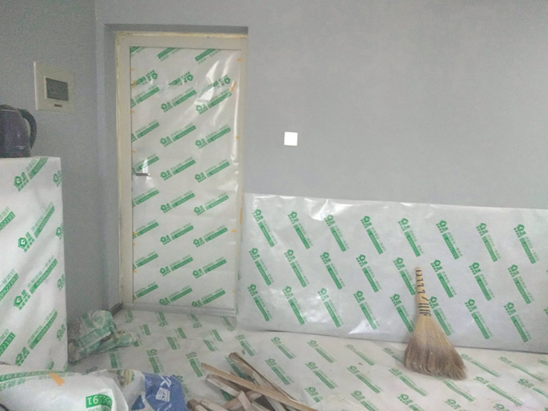 墻面翻新前保護措施：地面瓷磚鋪貼后，用壁紙刀將所有地磚縫隙清理干凈，并保證縫隙深度達到20mm以上。鋪貼完一個自然間后將瓷磚表面清理干凈，用復合保護膜進行保護。保護膜鋪貼平整、干凈整潔，用透明膠帶固定保護膜的邊緣和膜與膜之間接縫的部位。入戶門扇用公司統一的門貼進行全面包裹保護，用透明膠帶將保護膜粘貼牢固平整。用標準保護膜將門框三面保護完整并固定牢固。工程完工后拆除保護膜時如果有粘貼時的膠痕，應用酒精或專用的清污劑清除膠痕。
