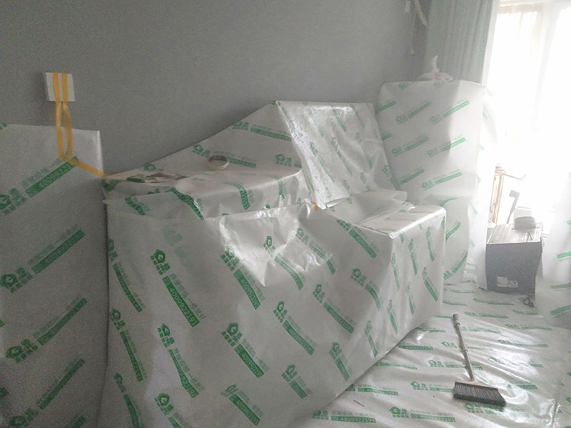 墻面翻新前保護措施：地面瓷磚鋪貼后，用壁紙刀將所有地磚縫隙清理干凈，并保證縫隙深度達到20mm以上。鋪貼完一個自然間后將瓷磚表面清理干凈，用復合保護膜進行保護。保護膜鋪貼平整、干凈整潔，用透明膠帶固定保護膜的邊緣和膜與膜之間接縫的部位。入戶門扇用公司統一的門貼進行全面包裹保護，用透明膠帶將保護膜粘貼牢固平整。用標準保護膜將門框三面保護完整并固定牢固。工程完工后拆除保護膜時如果有粘貼時的膠痕，應用酒精或專用的清污劑清除膠痕。