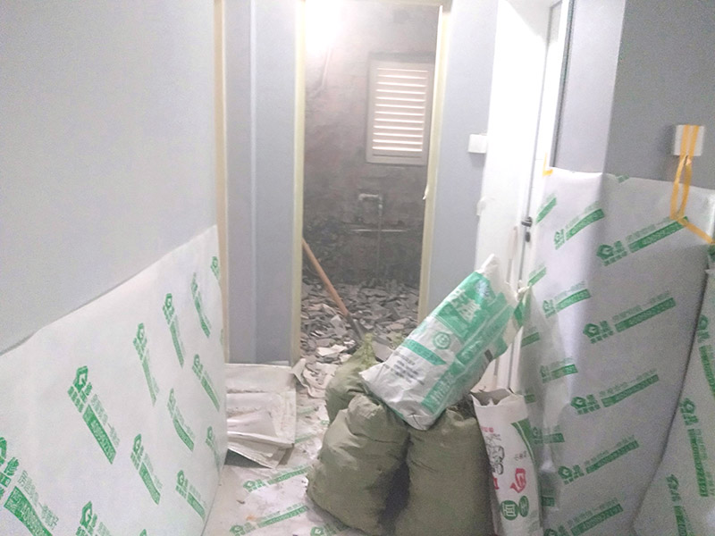 墻面翻新前保護措施：地面瓷磚鋪貼后，用壁紙刀將所有地磚縫隙清理干凈，并保證縫隙深度達到20mm以上。鋪貼完一個自然間后將瓷磚表面清理干凈，用復合保護膜進行保護。保護膜鋪貼平整、干凈整潔，用透明膠帶固定保護膜的邊緣和膜與膜之間接縫的部位。入戶門扇用公司統一的門貼進行全面包裹保護，用透明膠帶將保護膜粘貼牢固平整。用標準保護膜將門框三面保護完整并固定牢固。工程完工后拆除保護膜時如果有粘貼時的膠痕，應用酒精或專用的清污劑清除膠痕。