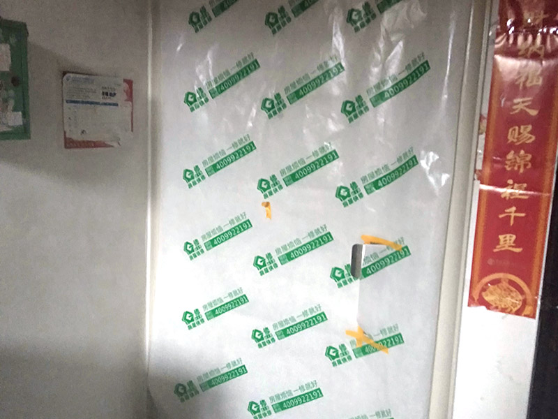 墻面翻新前保護措施：地面瓷磚鋪貼后，用壁紙刀將所有地磚縫隙清理干凈，并保證縫隙深度達到20mm以上。鋪貼完一個自然間后將瓷磚表面清理干凈，用復合保護膜進行保護。保護膜鋪貼平整、干凈整潔，用透明膠帶固定保護膜的邊緣和膜與膜之間接縫的部位。入戶門扇用公司統一的門貼進行全面包裹保護，用透明膠帶將保護膜粘貼牢固平整。用標準保護膜將門框三面保護完整并固定牢固。工程完工后拆除保護膜時如果有粘貼時的膠痕，應用酒精或專用的清污劑清除膠痕。