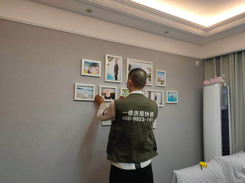 掛畫安裝方案：1、釘子固定；這是最簡單的一種安裝方法，但是會對墻面造成一定的破壞，使用這種方法之前，一定要考慮好確定的位置，不要輕易改動。 2、掛鉤固定；用專門掛畫用的掛鉤，不同的規(guī)格分別承受不同的重量，最大可承受20斤。掛鉤上有非常堅硬細小的鋼針，適合堅硬的墻面，不會把墻釘出裂痕，同時方便更換畫，不會影響整體的美觀。 3、直接擺放；將畫擺放在墻前，適合比較大的畫，在墻上設置擱板，擱板上可以放畫和裝飾品，或者在柜子上放置畫也是不錯的選擇。 4、吊放；從頂面上垂下吊線或有裝飾性的繩、鏈等，將畫吊起，同時吊一幅或多幅均可，也可以用釘釘在天花板腳線，然后用魚絲按自己要求的高度把畫掛上去。