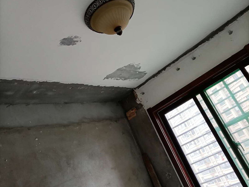 客廳背景墻開槽裝修：首先得遵循“橫平豎直”原則。水電管線施工開槽布局一定要合理規(guī)劃，如果管線開槽鋪設(shè)不合理樣就有可能打穿水管或者電線。即使符合開槽條件，也建議盡量不要開槽或者減少開槽。權(quán)衡層高和建筑結(jié)構(gòu)安全，還是偏重于建筑結(jié)構(gòu)安全比較好。 墻身、地面開線槽之前用墨盒彈線,以便定位。墻面開埋管線槽須橫平堅直,不許彎曲,特殊情況須經(jīng)監(jiān)理同意,墻上開槽等保持>33mm,管面與墻面應(yīng)留15mm左右粉灰層,以防止墻面開裂。 電源線管暗埋時,應(yīng)考慮與弱電管線等保持500mm以上距離,電線管與熱水管、煤氣管之間的平