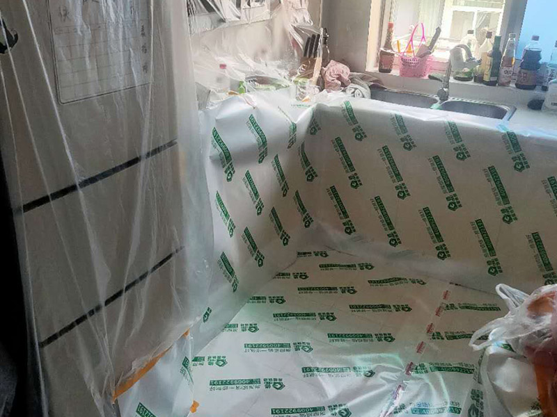 家具地板保護(hù)措施：1、在家具進(jìn)場時先在地板上鋪一層毛毯或是硬紙殼，可以有效減少家具和地板的摩擦，從而達(dá)到保護(hù)地板的目的。 2、工人在搬家具的時候，需要先在家具的棱角部分包上一層保護(hù)膜，這樣不但可以避免擦傷地板，同時也可以防止在搬弄家具的時候產(chǎn)生一些磕磕碰碰的現(xiàn)象，傷害到家具。