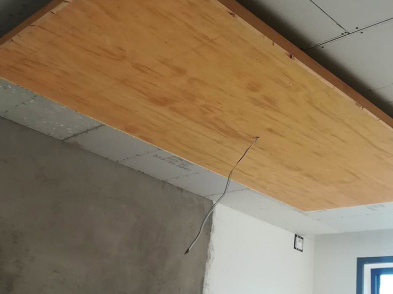 餐廳造型設計：餐廳口造型裝飾，應注意與廚房內的設施相協調;設置在客廳中的餐廳裝飾，應注意與客廳的功能和格調相統一。餐廳的色彩應以明  快為主，明快的顏色能讓人感覺到和煦的溫暖，同時還能增加食欲，所以在餐廳裝修時，我們不妨多運用一些橙色系，黃色系的色快，容易讓人有眼前一亮的感覺。  不過裝修過的人都知道，如果所有采用亮色，無疑會讓空間顯得狹小而逼仄，所以在使用亮色時，也要適當的用一些冷色調來加以補充。