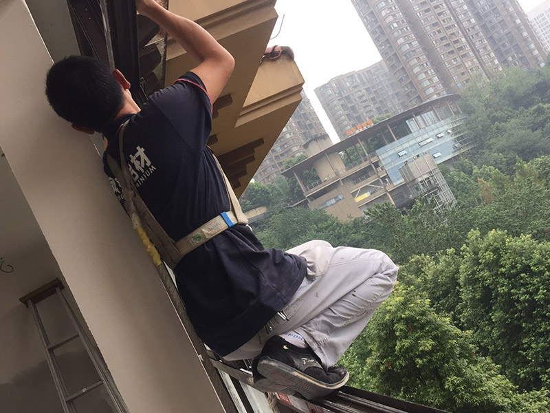 窗戶安裝維修：先測量好窗洞的尺寸，根據尺寸來購買合適的窗框和窗扇，接下來做好窗洞清潔，將窗框用膨脹螺栓固定在窗洞上，固定好后測量兩條對角線，數據要一致才能確保安裝平整，然后用塑料泡沫填充窗框與墻之間縫隙做好密封，最后將窗扇和其他配件安裝好即可。