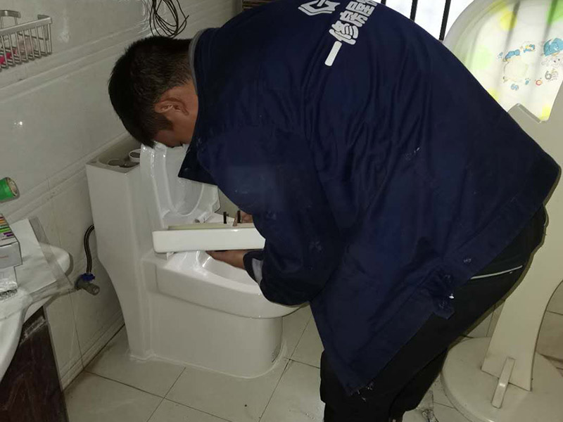 衛生間馬桶安裝：必須查看一下排污管道內是不是有泥沙、廢紙等雜物的堵塞，同時也要檢查清楚馬桶所安裝的位置地面前后左右是否水平，不平需要找平。確認好排污管的中心，方法很簡單，就是把馬桶翻轉過來，然后在馬桶的排污口中心處劃出十字中心線，注意下十字中心線則要延伸到馬桶底部以及四周的腳邊。先把馬桶與地面排污口的十字線對準，確保水平安裝馬桶的同時再用力壓緊密封圈，下一步就是安裝地腳的螺絲與裝飾帽固定馬桶。固定馬桶后，需要在排污口安裝專用的密封圈，或者在四周涂上一圈玻璃膠（油灰）或是水泥砂漿，建議水泥與砂的比例則為1:3。