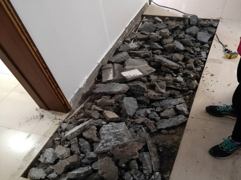 全屋瓷磚拆除施工:首先要撬開大門口的那塊地磚，因為那塊地du磚是有一邊露在外面的所以比較容易撬開。再用扁的鑿子一片一片的往里撬，如果水泥砂漿做的不是特別牢固的話可以直接用錘子把扁撬敲擊地磚和水泥地中間的縫隙。