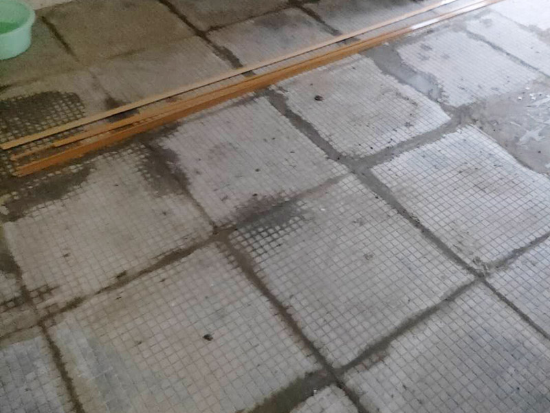 全屋瓷磚拆除施工:首先要撬開大門口的那塊地磚，因為那塊地du磚是有一邊露在外面的所以比較容易撬開。再用扁的鑿子一片一片的往里撬，如果水泥砂漿做的不是特別牢固的話可以直接用錘子把扁撬敲擊地磚和水泥地中間的縫隙。