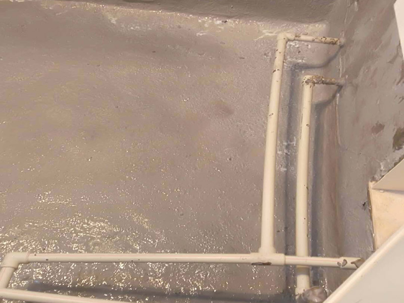 衛生間防水案例1、基層處理：基層處理是衛生間做防水的基礎工作，要找平地面，確保地面的平整干凈。如果地面有縫隙或者不平整的情況，后期可能會造成漏水等問題。 2、鋪貼涂料：鋪貼涂料時要做到用力均勻，不能漏刷、缺刷，避免脫落、開裂等，過于干燥的季節也不適宜做防水。涂刷的厚度小于1毫米比較好。 3、鋪保護層：做完防水涂層后一定要涂上表面防護涂料，對內部材料起到保護的作用。鋪保護層與鋪防水涂料一樣要做到均勻、無裂痕、不脫落。 4、閉水試驗：閉水實驗是衛生間做防水的最后一步，對防水施工進行檢查。在防水層徹底干透后，在衛生間蓄水24小時以上，看是否有漏水等現象。