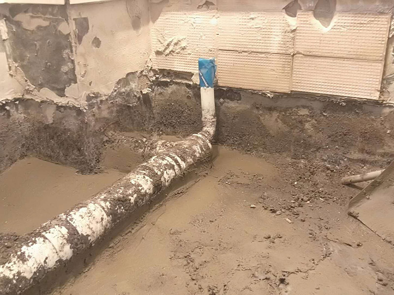衛生間防水案例1、基層處理：基層處理是衛生間做防水的基礎工作，要找平地面，確保地面的平整干凈。如果地面有縫隙或者不平整的情況，后期可能會造成漏水等問題。 2、鋪貼涂料：鋪貼涂料時要做到用力均勻，不能漏刷、缺刷，避免脫落、開裂等，過于干燥的季節也不適宜做防水。涂刷的厚度小于1毫米比較好。 3、鋪保護層：做完防水涂層后一定要涂上表面防護涂料，對內部材料起到保護的作用。鋪保護層與鋪防水涂料一樣要做到均勻、無裂痕、不脫落。 4、閉水試驗：閉水實驗是衛生間做防水的最后一步，對防水施工進行檢查。在防水層徹底干透后，在衛生間蓄水24小時以上，看是否有漏水等現象。