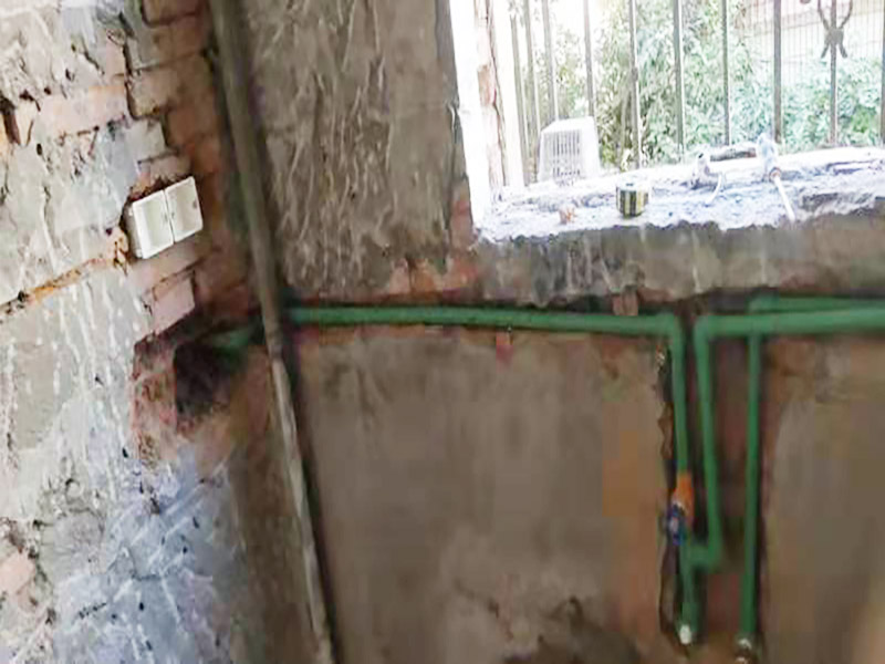 廚房水管暗管鋪設:衛生間的水管裝置前定要遵從合理步驟，一般首要和師傅參議水路的詳細走向，二是用電錘把卡子固定到墻上，三是開端用專業的熱溶機對管子進行熱熔銜接，四是用試壓泵對整個管線進行打壓測試，五是整理現場。