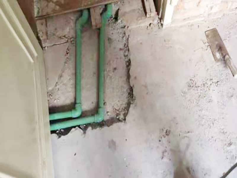 廚房水管暗管鋪設:衛生間的水管裝置前定要遵從合理步驟，一般首要和師傅參議水路的詳細走向，二是用電錘把卡子固定到墻上，三是開端用專業的熱溶機對管子進行熱熔銜接，四是用試壓泵對整個管線進行打壓測試，五是整理現場。