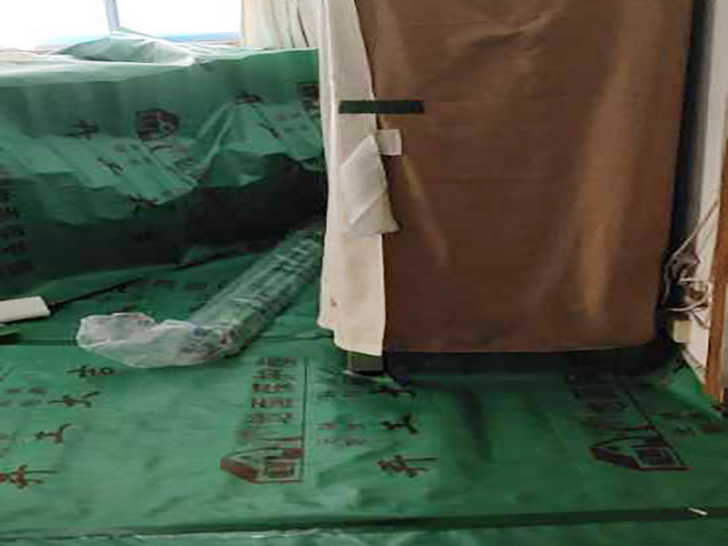 家具保護(hù)施工：遠(yuǎn)離裝修區(qū)域的家居不需要過度防護(hù)，只需使用防塵塑料膜布遮蓋即可。地板保護(hù)，地板保護(hù)需要使用pvc+棉保護(hù)膜 （薄的保護(hù)膜會在裝修過程中踩壞），沿墻邊使用家較寬的地板專用膠帶密封。家居保護(hù)只需要使用普通pvc保護(hù)膜即可，注意下方要留足保護(hù)膜遮蓋下方地板。門窗保護(hù):使用無紡布門窗保護(hù)膜，裁剪適當(dāng)大小貼在窗戶上級窗戶框上即可。門使用pvc保護(hù)膜。小的突起如電源插座，使用保護(hù)膜覆蓋用較窄的地板專用膠帶密封。 注意：所有的密封都不要貼到需要粉刷裝修的墻面上。