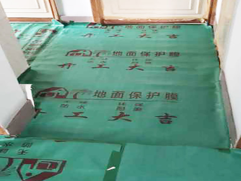 家具保護(hù)施工：遠(yuǎn)離裝修區(qū)域的家居不需要過度防護(hù)，只需使用防塵塑料膜布遮蓋即可。地板保護(hù)，地板保護(hù)需要使用pvc+棉保護(hù)膜 （薄的保護(hù)膜會在裝修過程中踩壞），沿墻邊使用家較寬的地板專用膠帶密封。家居保護(hù)只需要使用普通pvc保護(hù)膜即可，注意下方要留足保護(hù)膜遮蓋下方地板。門窗保護(hù):使用無紡布門窗保護(hù)膜，裁剪適當(dāng)大小貼在窗戶上級窗戶框上即可。門使用pvc保護(hù)膜。小的突起如電源插座，使用保護(hù)膜覆蓋用較窄的地板專用膠帶密封。 注意：所有的密封都不要貼到需要粉刷裝修的墻面上。