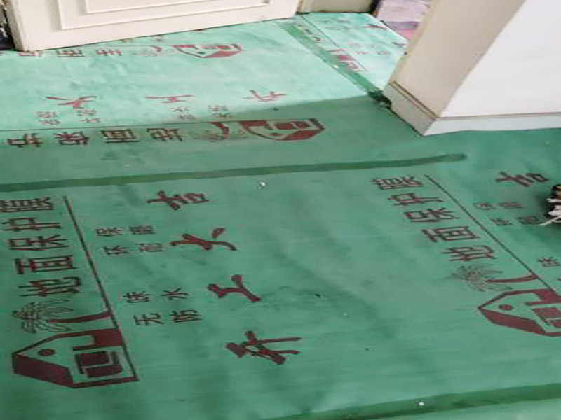 家具保護(hù)施工：遠(yuǎn)離裝修區(qū)域的家居不需要過度防護(hù)，只需使用防塵塑料膜布遮蓋即可。地板保護(hù)，地板保護(hù)需要使用pvc+棉保護(hù)膜 （薄的保護(hù)膜會在裝修過程中踩壞），沿墻邊使用家較寬的地板專用膠帶密封。家居保護(hù)只需要使用普通pvc保護(hù)膜即可，注意下方要留足保護(hù)膜遮蓋下方地板。門窗保護(hù):使用無紡布門窗保護(hù)膜，裁剪適當(dāng)大小貼在窗戶上級窗戶框上即可。門使用pvc保護(hù)膜。小的突起如電源插座，使用保護(hù)膜覆蓋用較窄的地板專用膠帶密封。 注意：所有的密封都不要貼到需要粉刷裝修的墻面上。